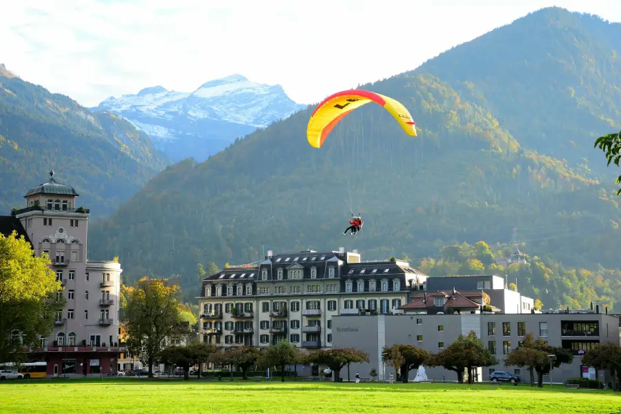 Paisagem de Interlaken, na Suíça, cercada pelos Alpes