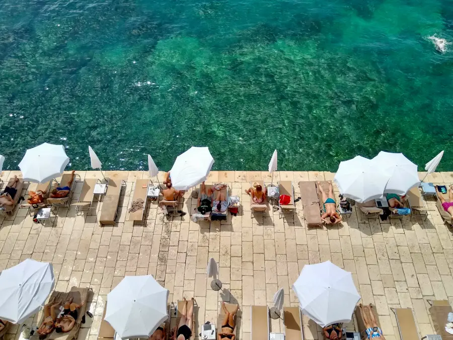 Dubrovnik, na Croácia, com centro histórico e mar Adriático que encantam turistas