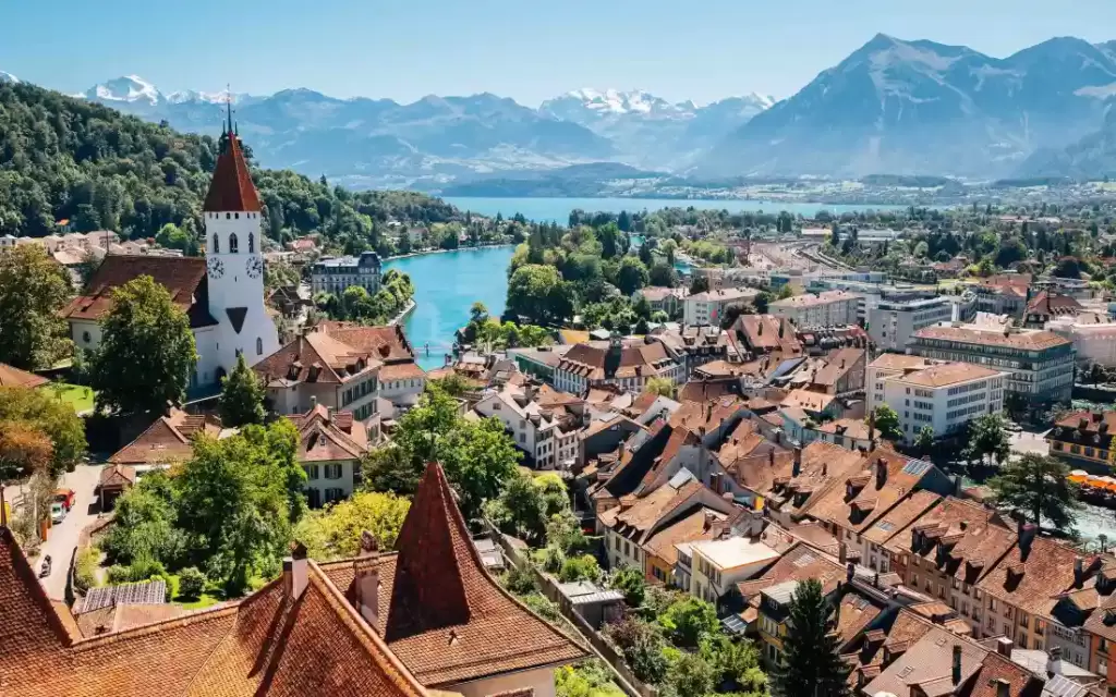 Passeios para fazer na Suíça. Cidade medieval de Thun, parada obrigatória para conhecer na região de Interlaken