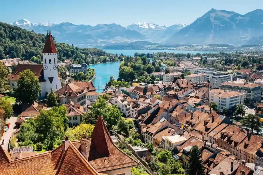 Passeios para fazer na Suíça. Cidade medieval de Thun, parada obrigatória para conhecer na região de Interlaken